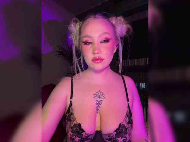 GlamorousBlonde webcam