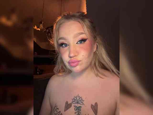 GlamorousBlonde webcam