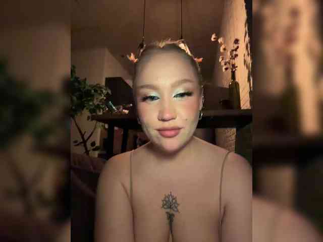 GlamorousBlonde webcam