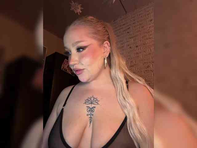 GlamorousBlonde webcam