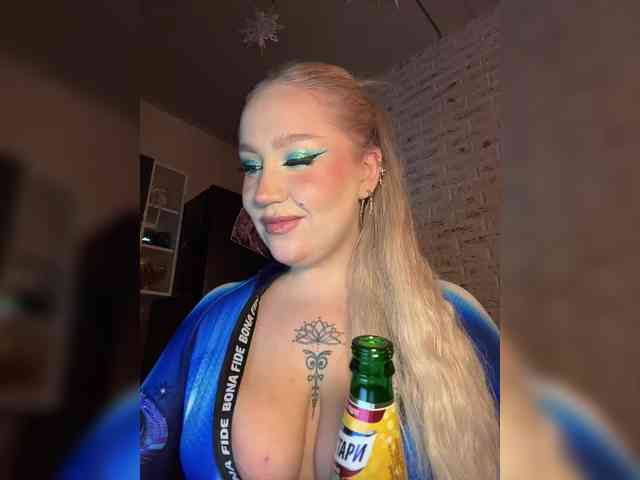 GlamorousBlonde webcam