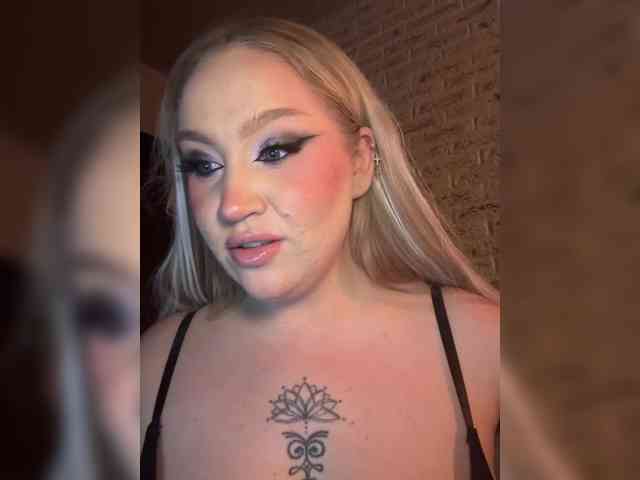 GlamorousBlonde webcam