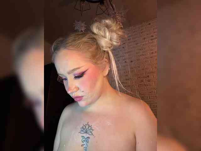 GlamorousBlonde webcam