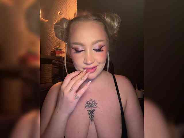 GlamorousBlonde webcam