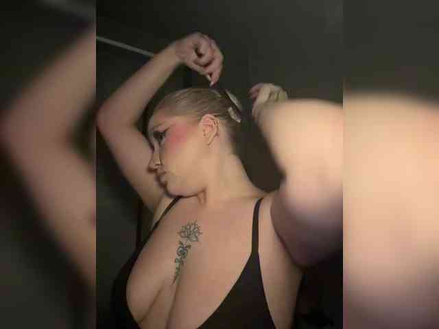 GlamorousBlonde webcam