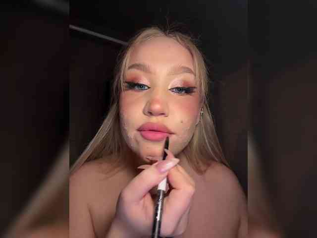 GlamorousBlonde webcam