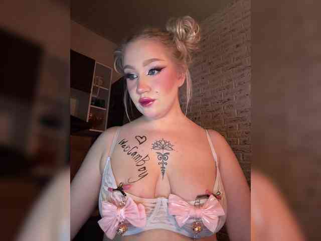 GlamorousBlonde webcam