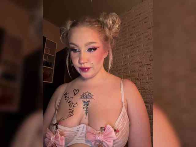 GlamorousBlonde webcam