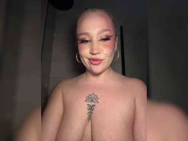 GlamorousBlonde webcam