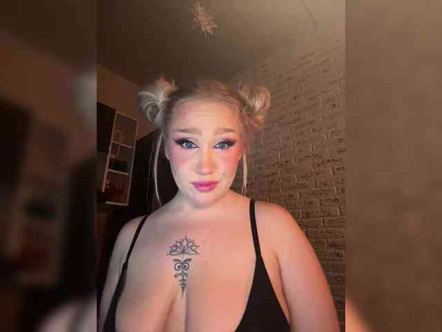 GlamorousBlonde webcam