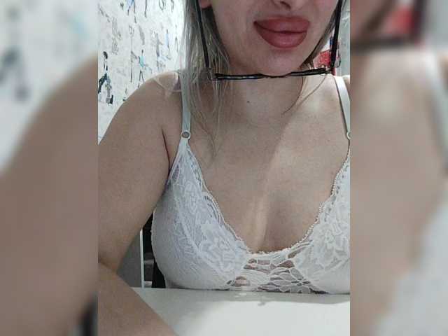 Arbuznaia-popka9's BongaCams show and profile