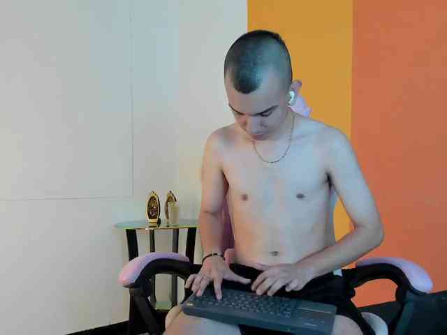 Rowan-Cleyy Live Webcam on BongaCams