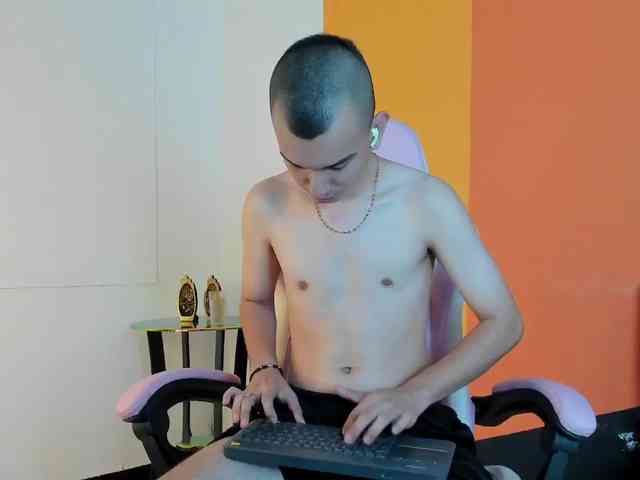 Rowan-Cleyy Live Webcam on BongaCams