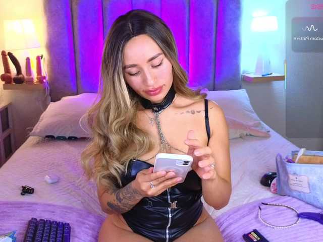 VictoriaHils's BongaCams show and profile