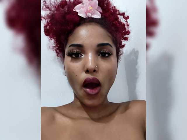 Luluuuxx's BongaCams show and profile