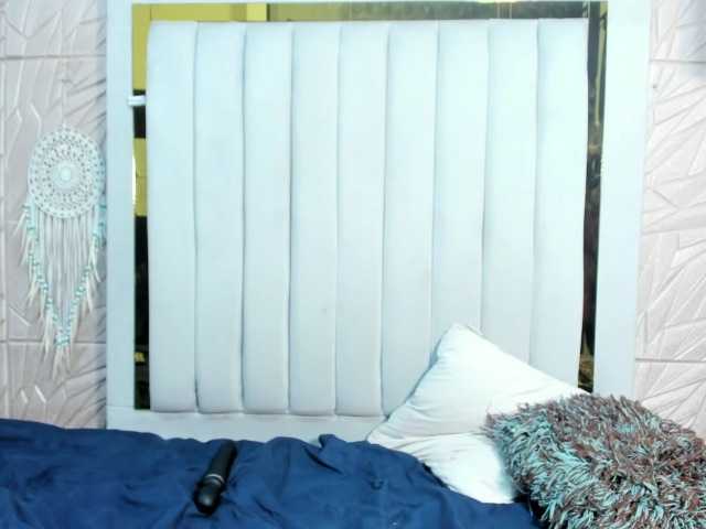 Nicol-Zurich's BongaCams show and profile