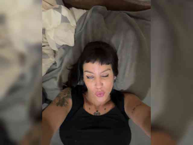 Luana11 webcam
