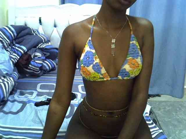 PetiteNoir Live Webcam on BongaCams