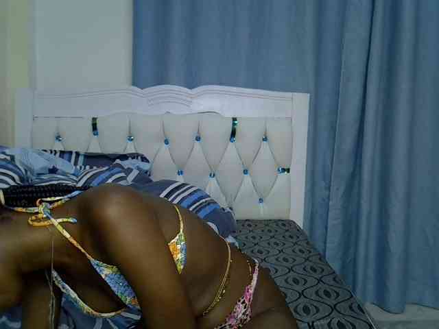 PetiteNoir Live Webcam on BongaCams