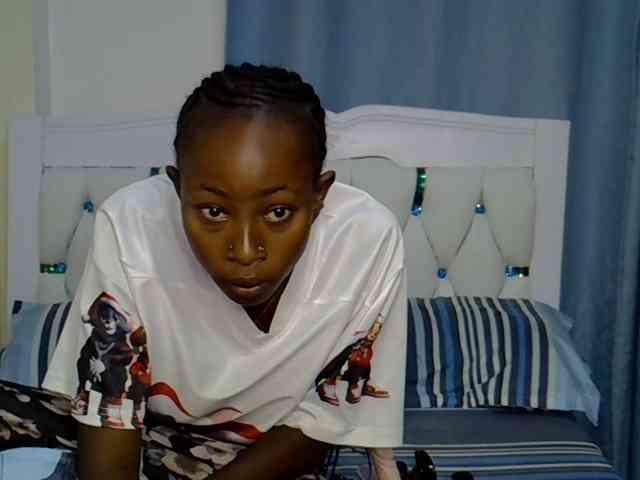 PetiteNoir Live Webcam on BongaCams