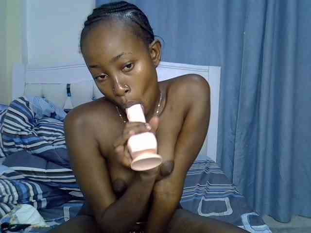 PetiteNoir Live Webcam on BongaCams