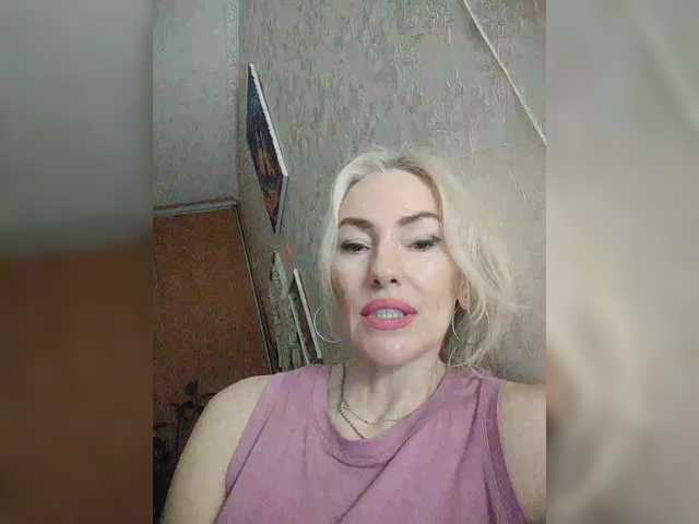 White00Pearl's BongaCams show and profile