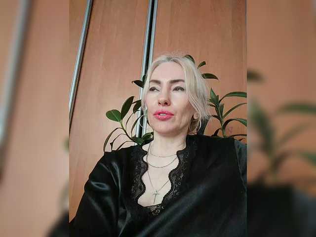 White00Pearl's BongaCams show and profile