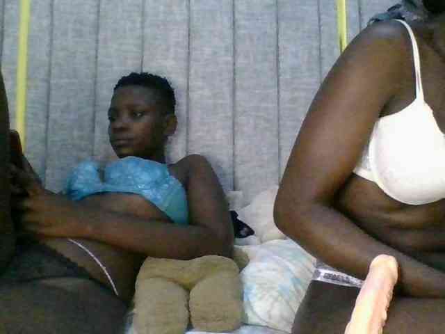 Cherrytwindolls webcam