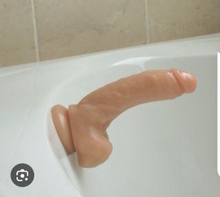 Suctioning dildo!!