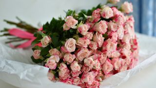 Chic bouquet of pink roses ...
