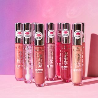 manyyyy gloss
