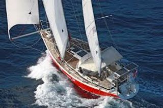 А small yacht for a round-the-world trip. Небольшая яхта для кругосветки.