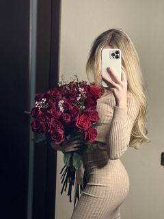 Подарить букет цветов. 3333 tokens. Give a bouquet of flowers.